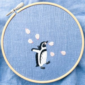 新作は春の植物とペンギンを組み合わせた作品です。こちらは桜吹雪とフンボルトペンギンの刺繍部分です。