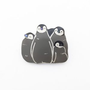 皇帝ペンギンひなの保育園 漆ブローチ。クチバシは螺鈿でキラキラと光ります。ひな達は思い思いのスタイルで親御さんの帰りを待ってます。