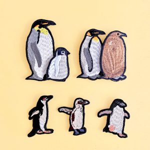 ペンギンの刺繍ブローチ