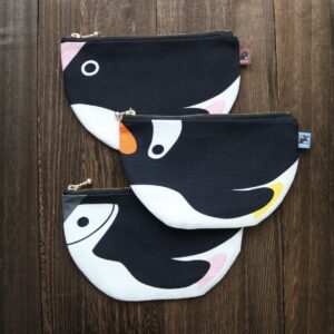 半月型ペンギンポーチです。