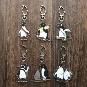 ペンギン型ナスカン使用のアクリルキーホルダーです。