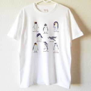 ペンギン図鑑風デザインの白Tシャツです。