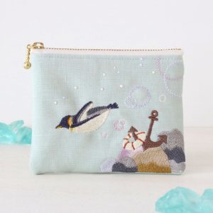 刺繍ポーチ『海を泳ぐペンギン』