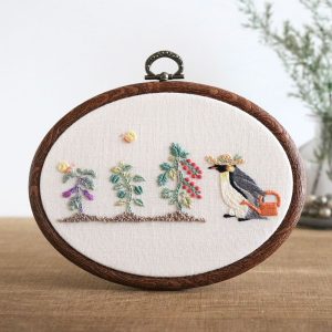 手刺繍ファブリックパネル『ペンギン、夏野菜を育てる』