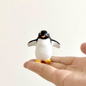 手乗りペンギン(ジェンツーペンギン)のフィギュアです。