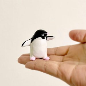 手乗りペンギン(アデリーペンギン)フィギュアを手に乗せてみた写真です。