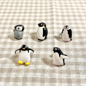 ペンギンたちのピンバッジです。コロンとした指先サイズです。