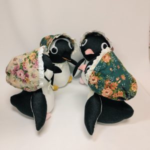 ボンネット帽のおしゃれペンギンさん