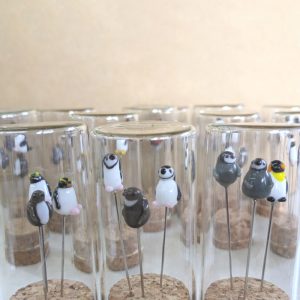 ガラスで作った小さなペンギンがてっぺんに付いているまち針。