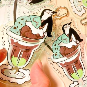 チョコミントパフェに乗ったアゴヒゲペンギンのアクリルキーホルダー。レトロなパフェグラスをイメージしたアクリルカラーにもご注目。