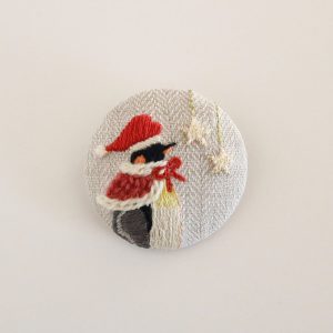 手刺繍ブローチ『ペンギンのクリスマス』