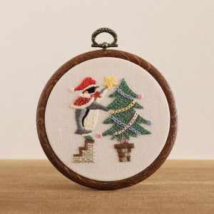 手刺繍ファブリックパネル『ペンギンとツリー』